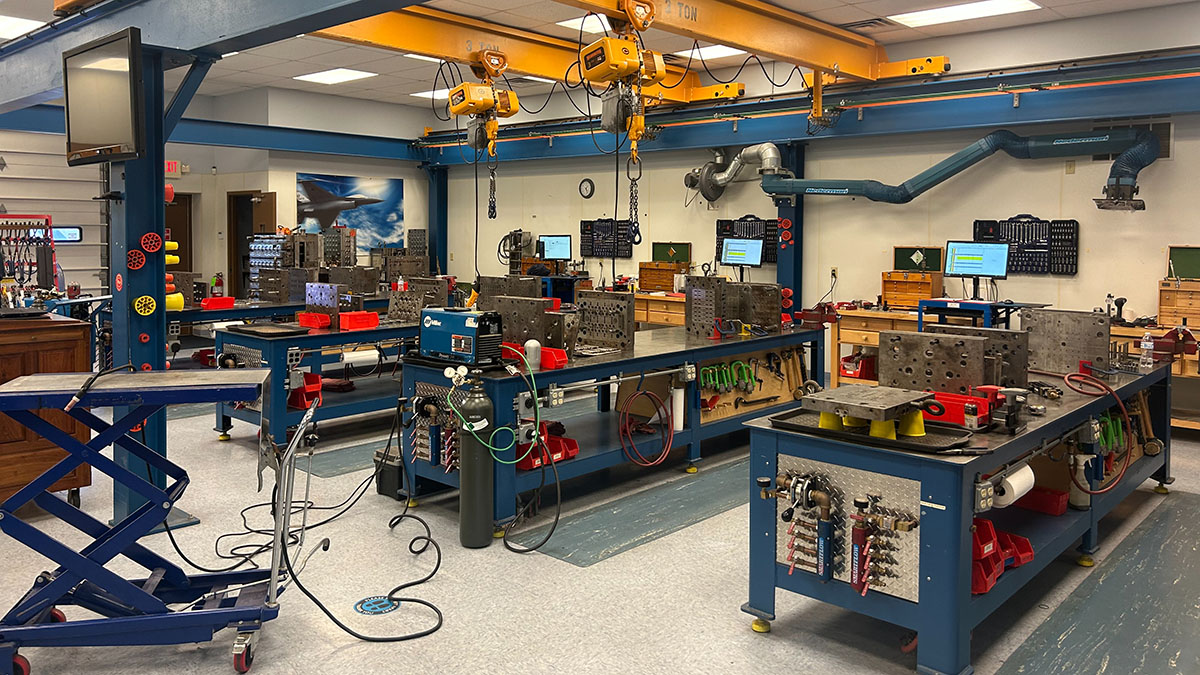 injection machine maintenance workshop