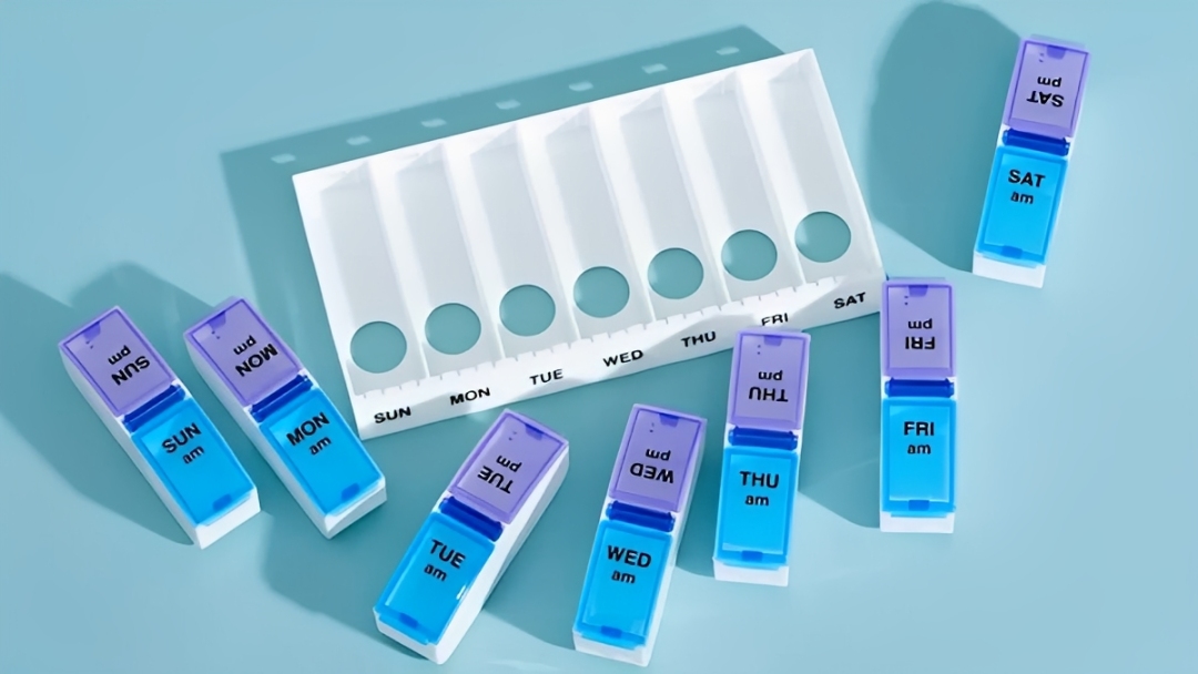 Weekly pill organizer with 7 detachable girds